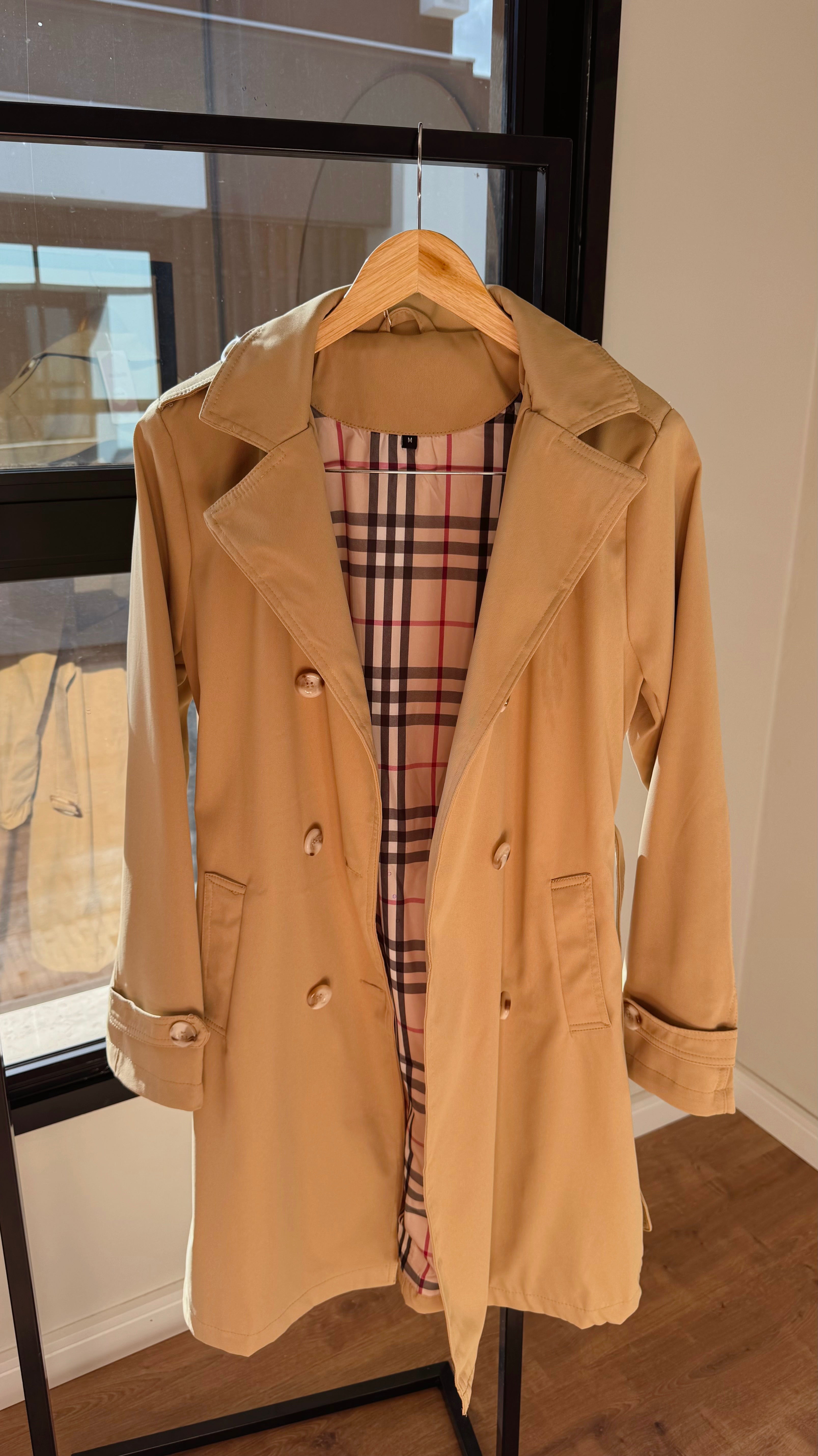 Trench Coat Clássico Bege – Elegância Atemporal