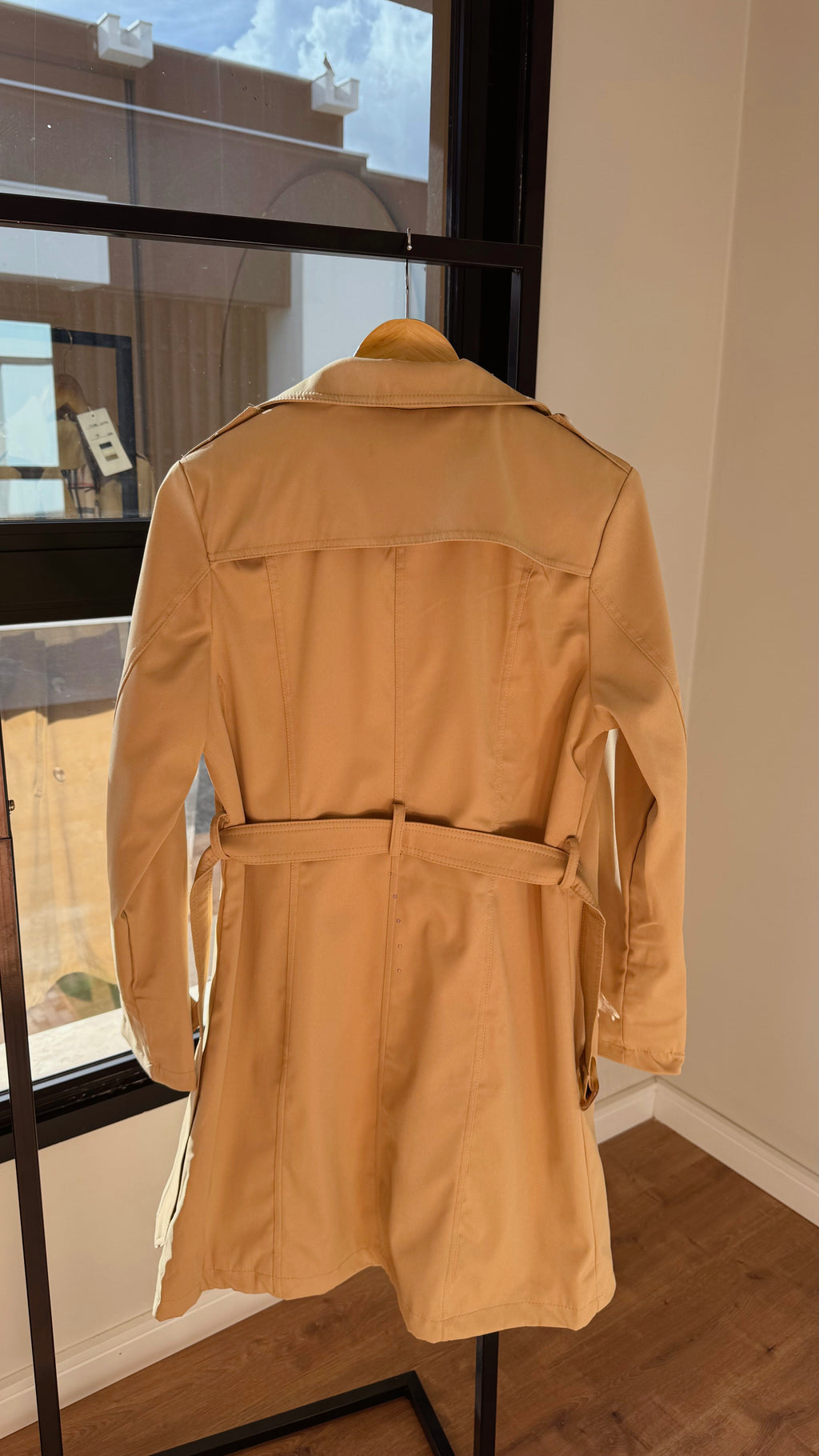 Trench Coat Clássico Bege – Elegância Atemporal