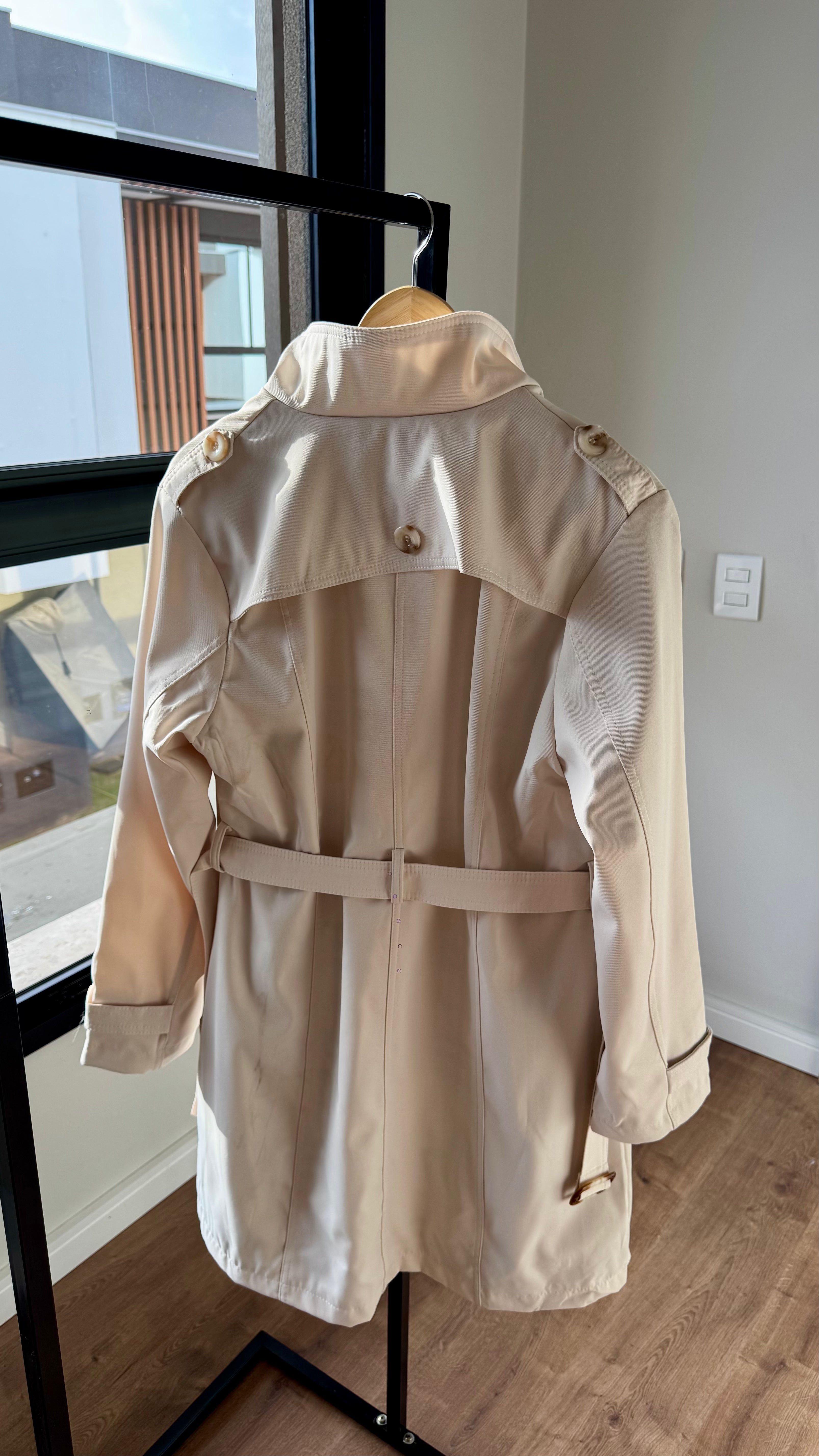 Trench Coat Clássico Bege Claro – Elegância Atemporal