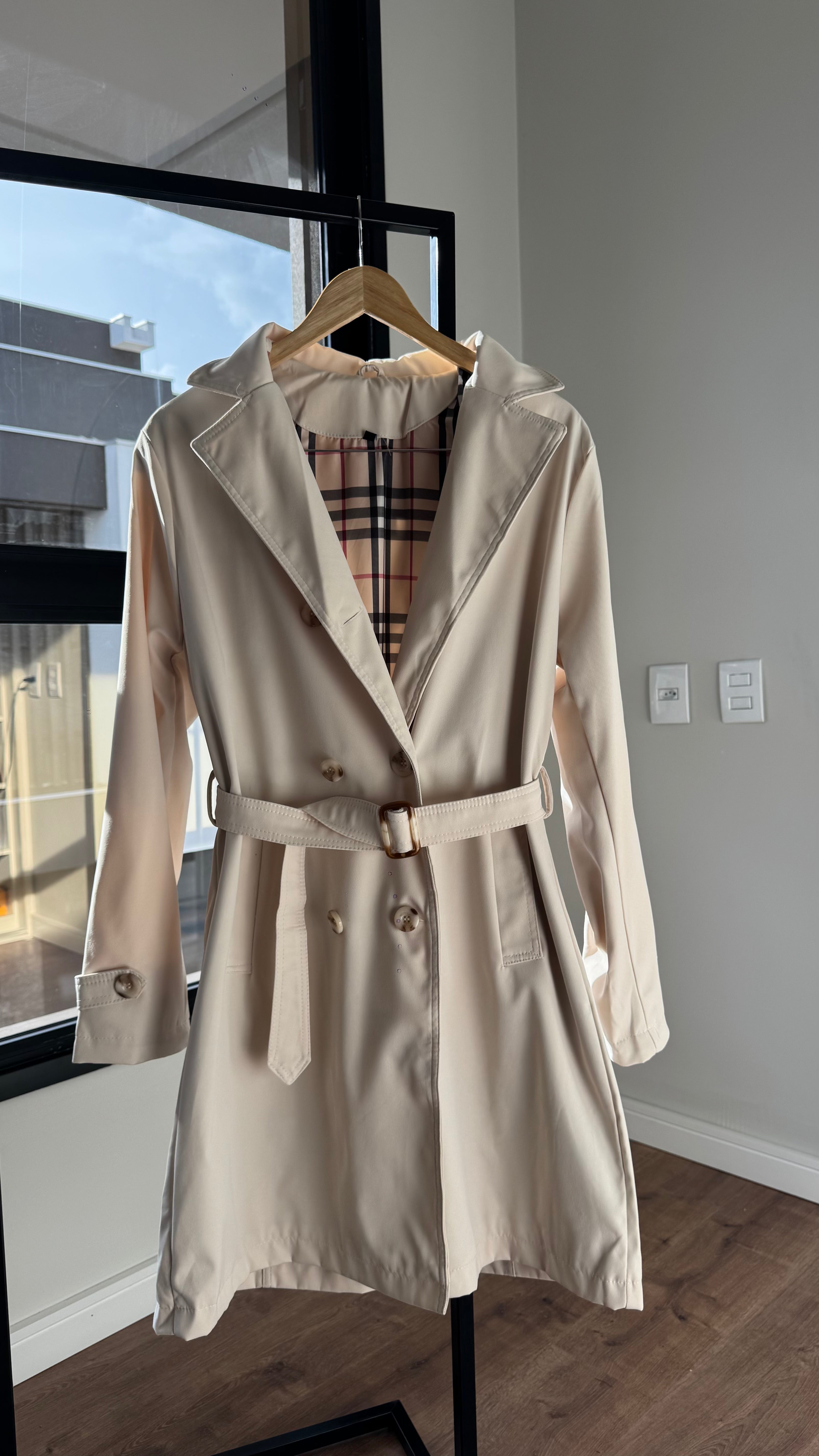 Trench Coat Clássico Bege Claro – Elegância Atemporal