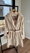 Trench Coat Clássico Bege Claro – Elegância Atemporal