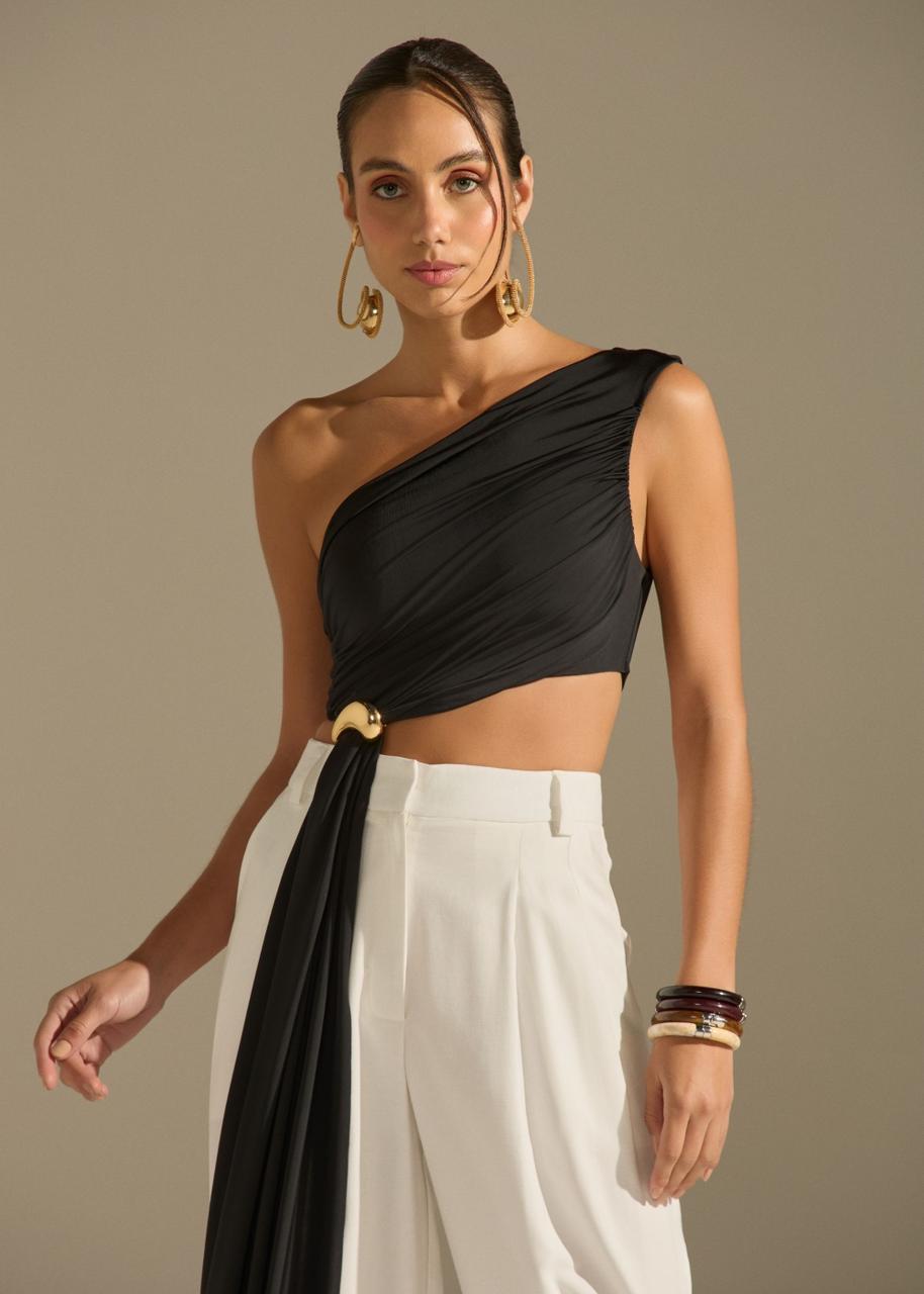 Top Assimétrico Preto com Argola Dourada