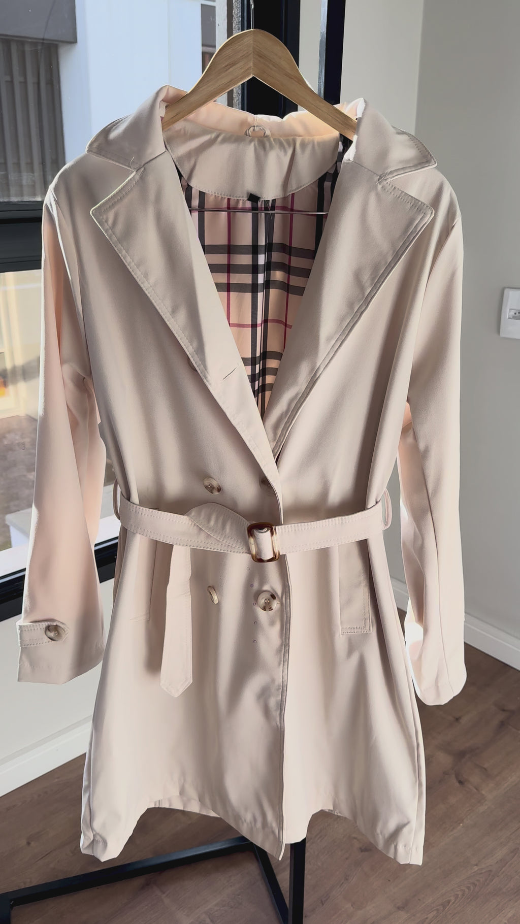 Trench Coat Clássico Bege Claro – Elegância Atemporal