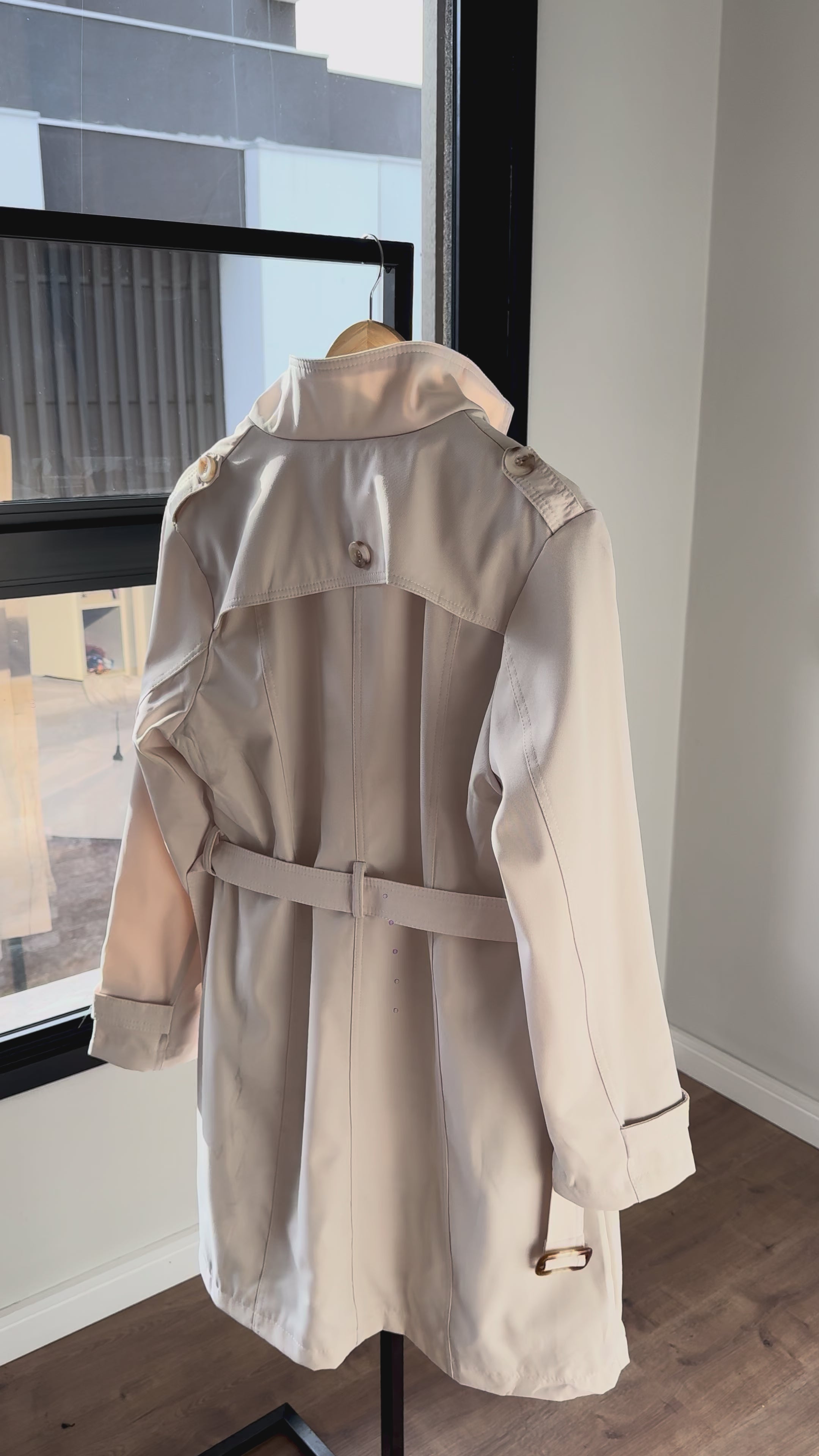 Trench Coat Clássico Bege Claro – Elegância Atemporal