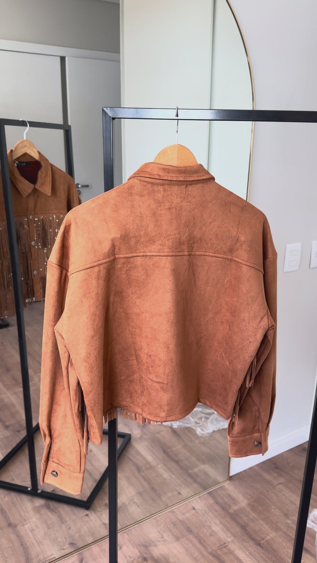 Jaqueta Suede com Franjas – Western Chic Sofisticado